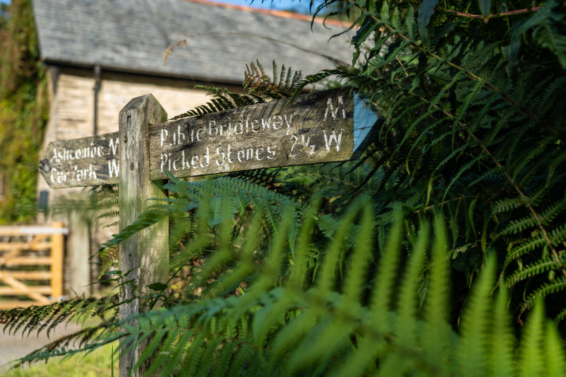 Signposts to Bridlepath - Birch Cleave Barns - Somerset Dog Friendly Cottages